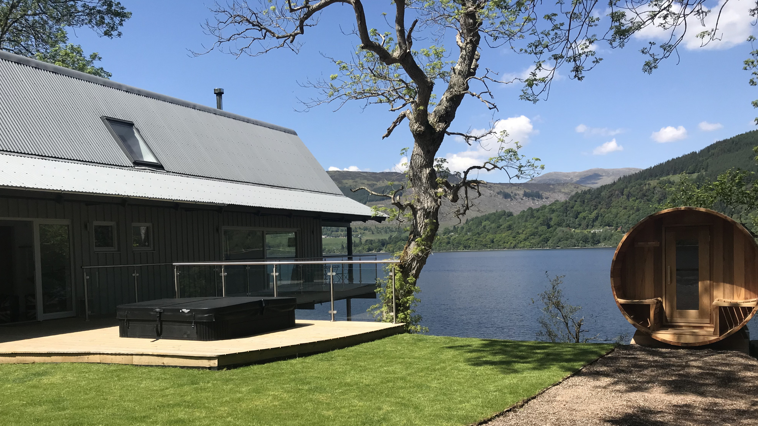 Oyster Lodge, Loch Tay lochside boathouse for four people