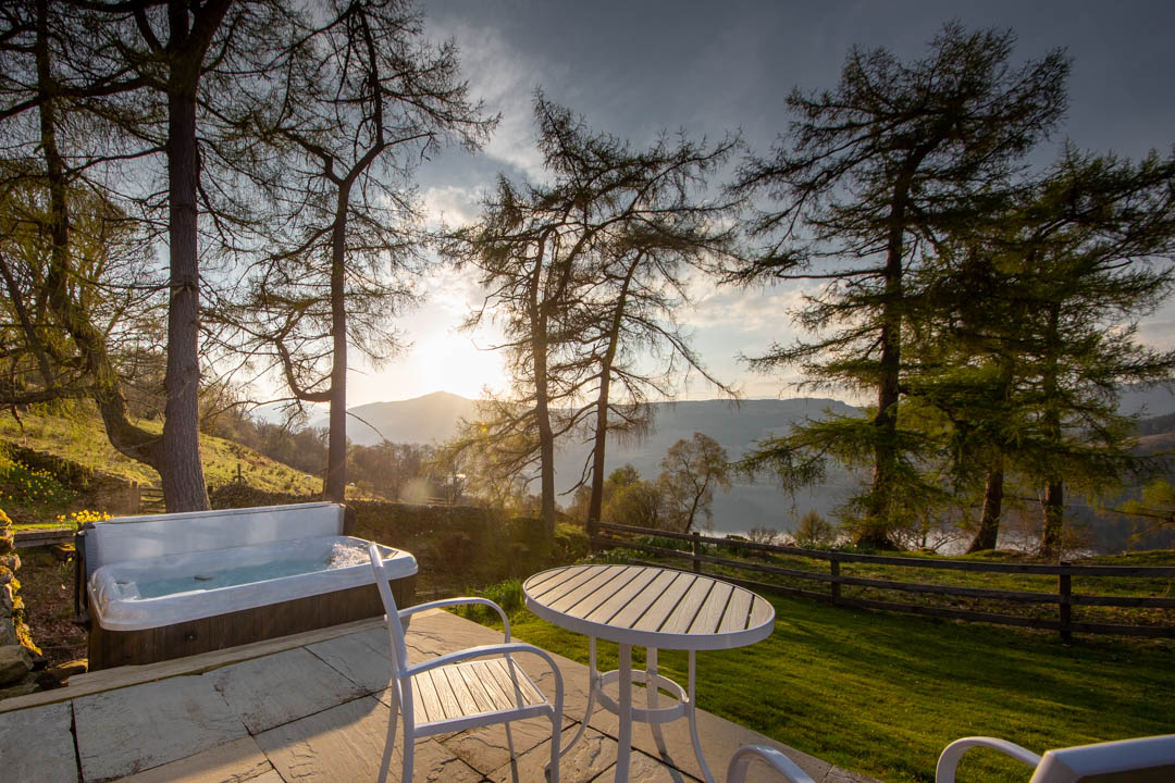 Waterfall Self Catering Cottage with Hot Tub overlooking Loch Tay, Scotland